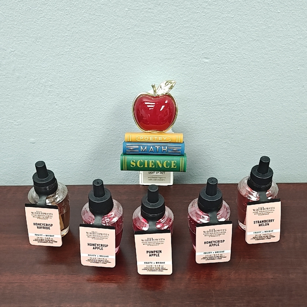 Bath & Body Works White Barn APPLE ON BOOKS Lightup Scent Control Wallflower Set